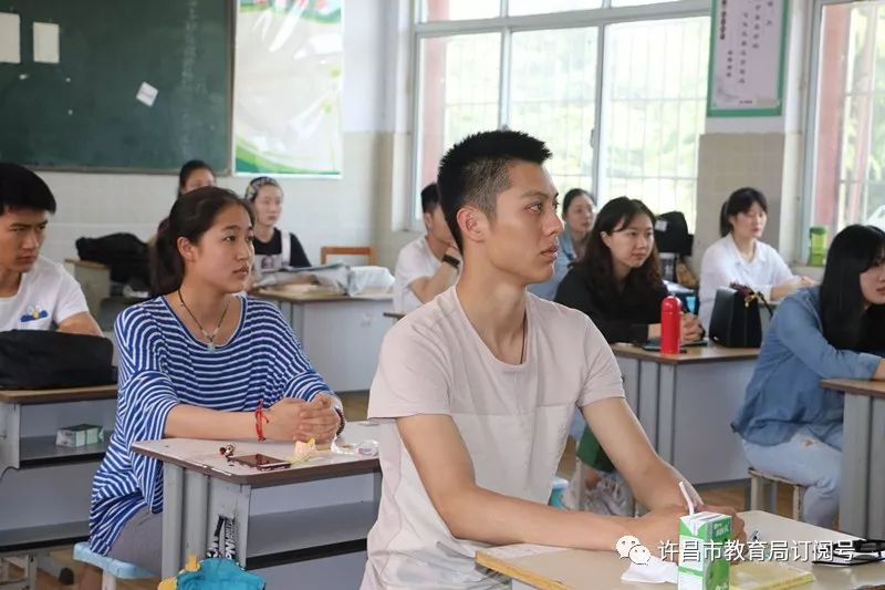 许昌实验中学校领导为高三学子高考送行：im电竞官方网站(图2)