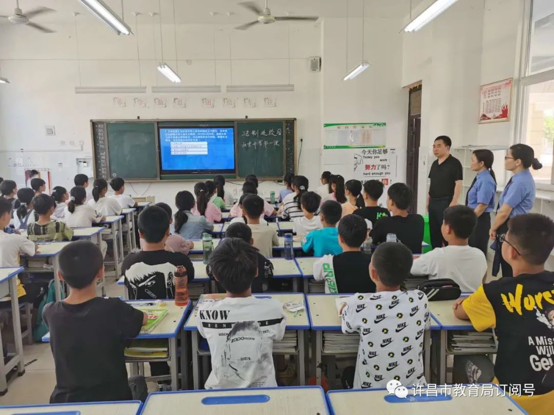 “星空体育app官网”襄城县组织学校观看“阳光校园，德法共建”秋季开学第一课(图3)