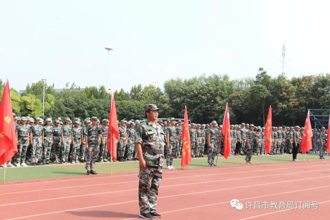 许昌二高举行2018级新生军训会操表演：澳门永利老网址登录入口(图2)