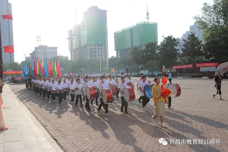 雷火电竞官方网站_许昌实验中学2020年秋季田径运动会隆重开幕(图5)