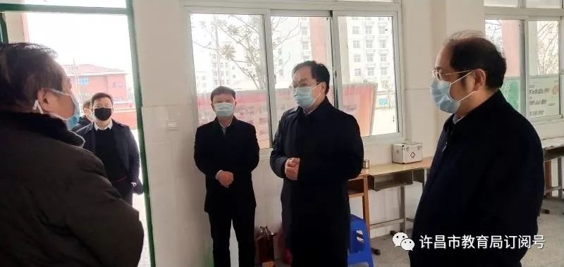 泛亚电竞-鄢陵县县长李东岭深入学校调研疫情防控工作(图2)