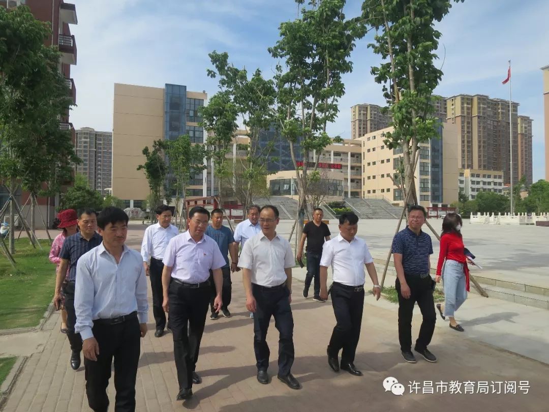 星空体育app官网|鄢陵县委统战部长胡德强调研教育工作(图1)