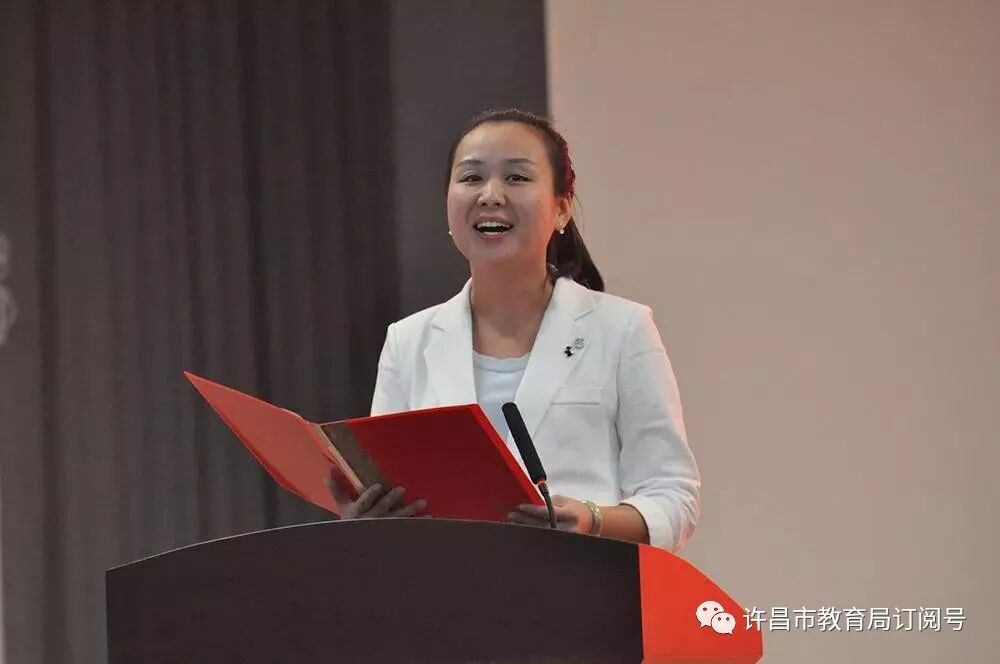 教师代表宣誓裁判员代表宣誓开幕式上,许昌科技学校陈青青老师代表