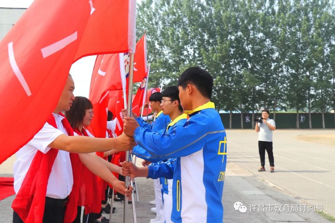 开发区实验中学举行中考冲刺誓师大会-半岛官方下载地址(图3)