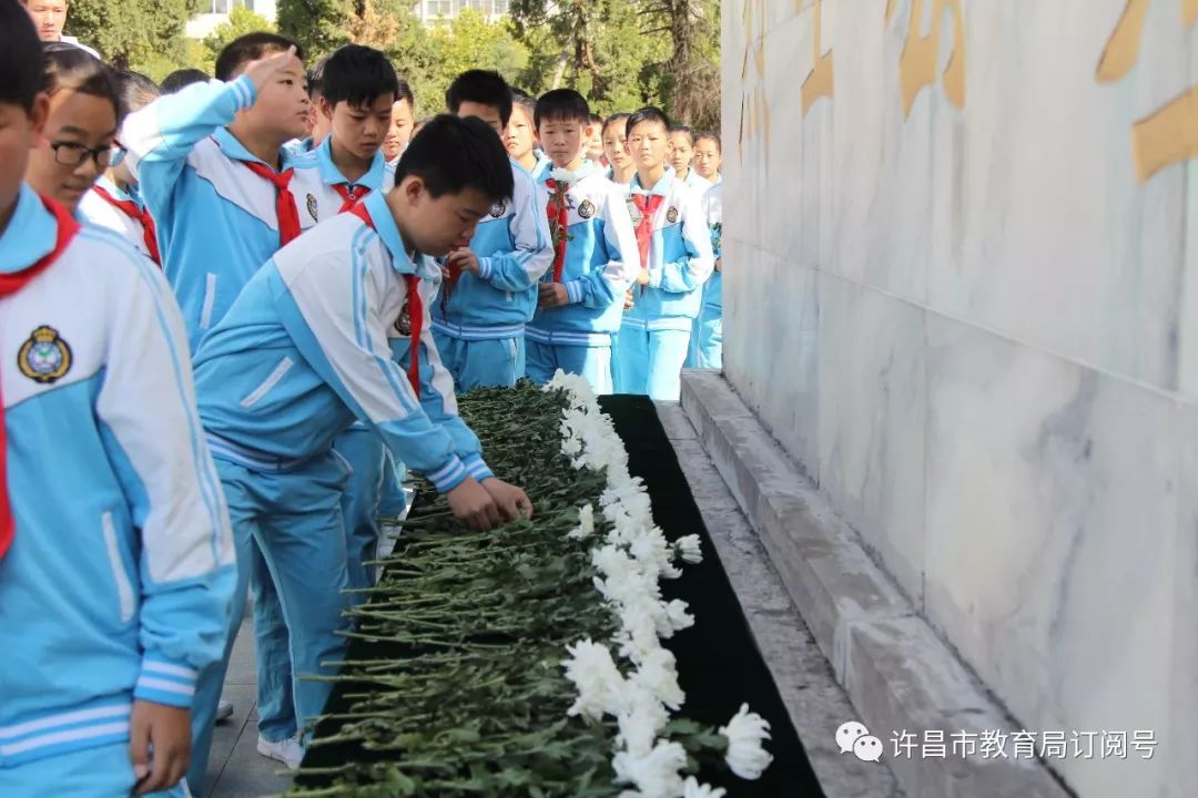 【半岛官方下载地址】毓秀路小学学生参加许昌市“2018年烈士纪念日国家公祭仪式”活动暨毓秀路小学举行“缅怀英烈，铭记历史”烈士纪念日活动(图4)