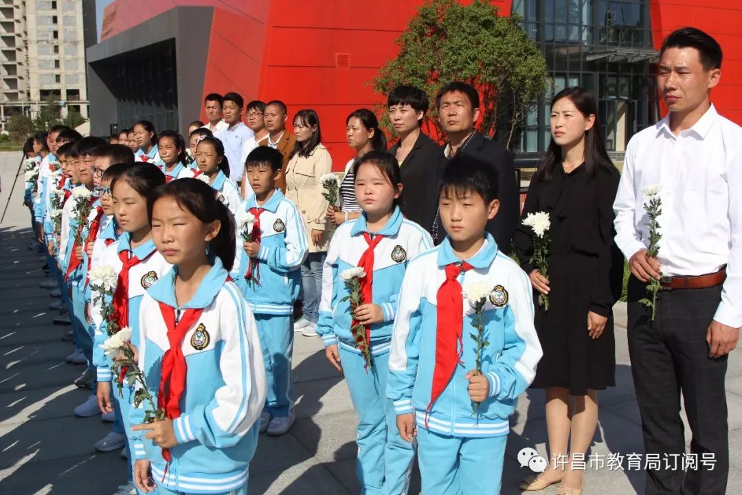 【半岛官方下载地址】毓秀路小学学生参加许昌市“2018年烈士纪念日国家公祭仪式”活动暨毓秀路小学举行“缅怀英烈，铭记历史”烈士纪念日活动(图3)