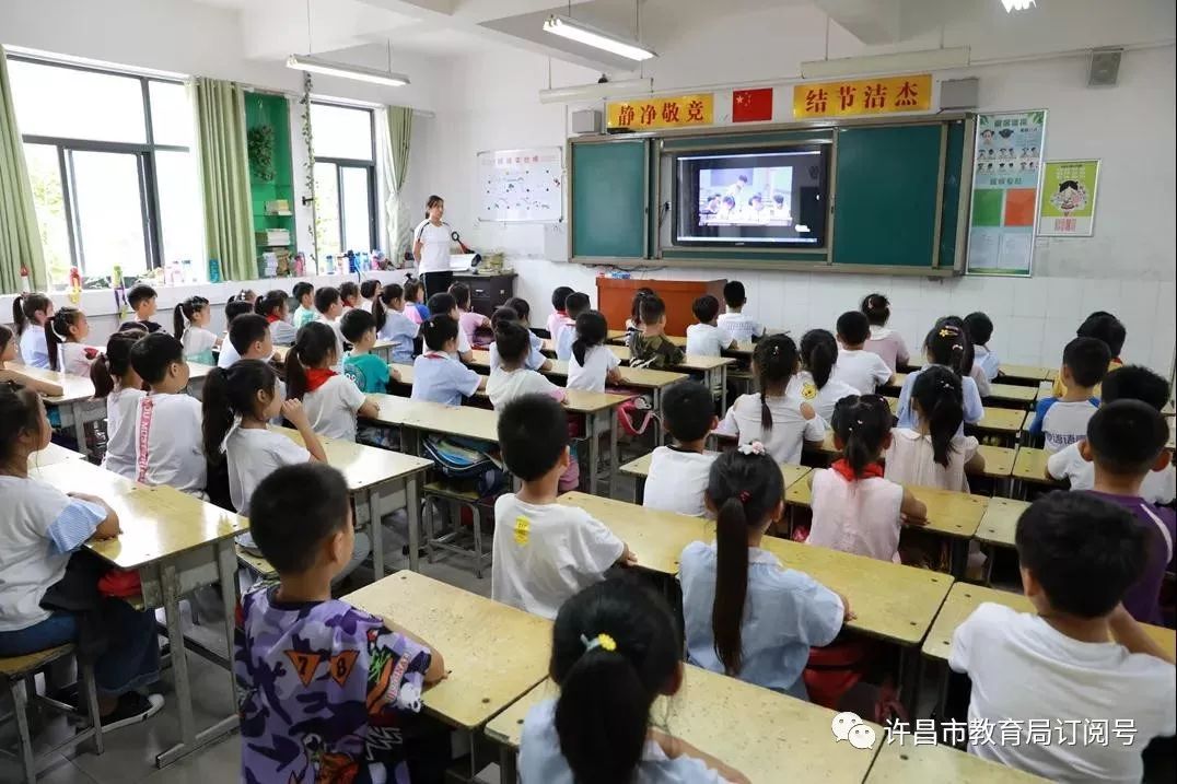 全市中小学收看2019年“法治进校园”秋季开学第一课‘bat365在线平台’(图1)