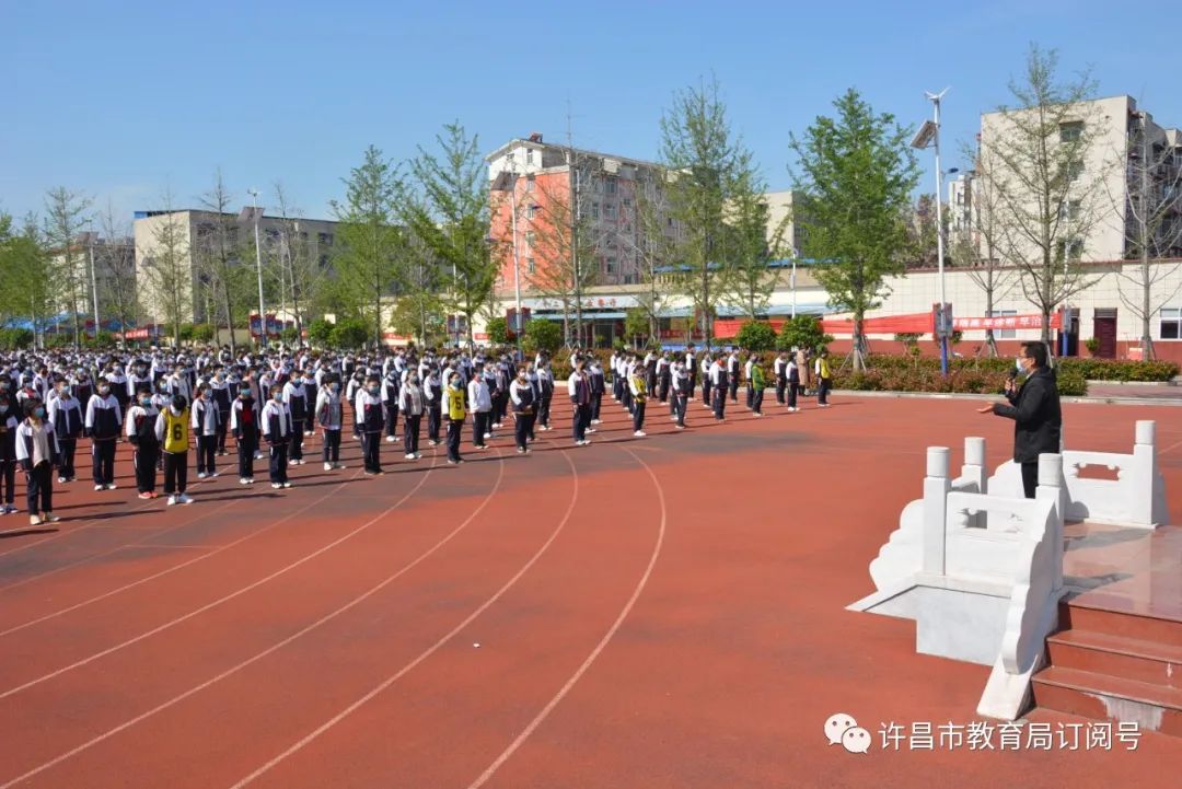 雷火电竞官方网站|许昌市第十二中学举行消防应急疏散演练(图2)