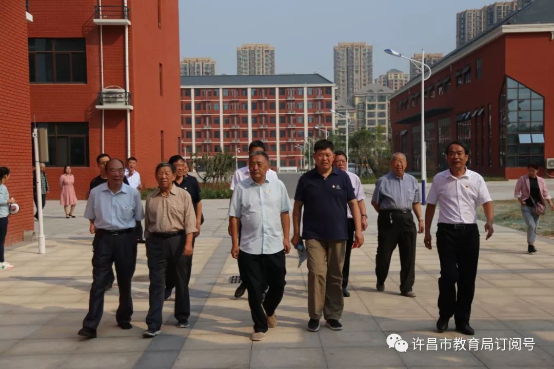 许昌市教育局组织离退休干部到新建学校参观‘雷火电竞在线登录官网’(图1)