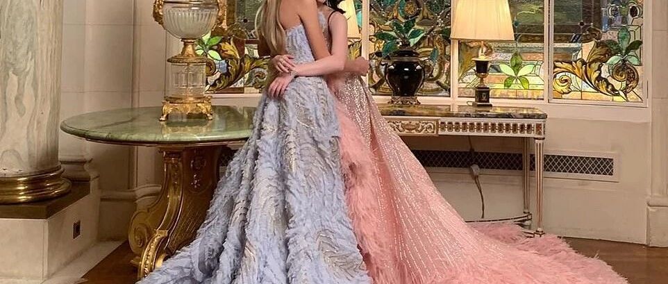 她也被排挤了？