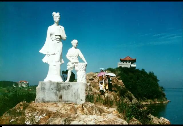 不光有湖光山色,历史传说,这里的人向来重规守矩,民风淳朴.