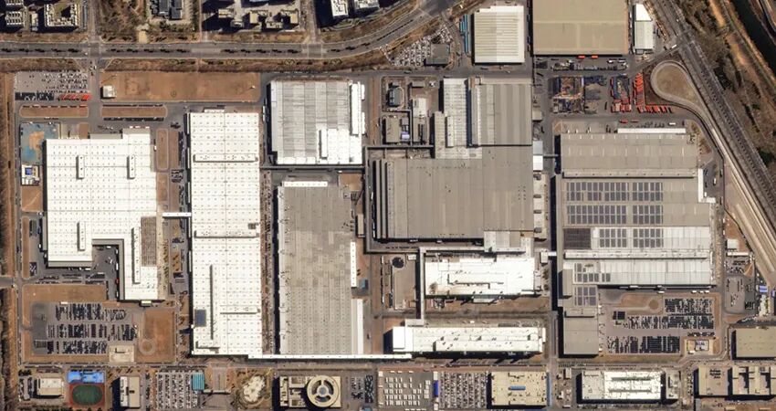 震撼小米汽车工厂卫星图停车场全是su7三年前还是光地