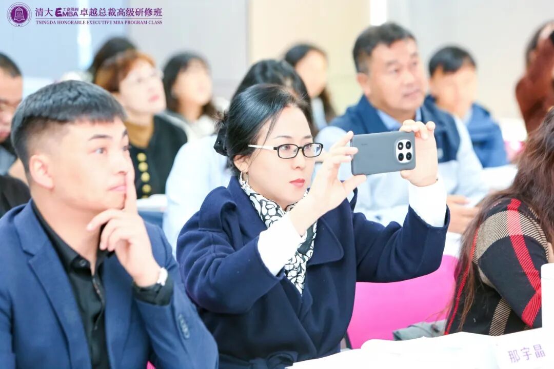 王瀚骏、刘静华老师为清大EMBA95班授课