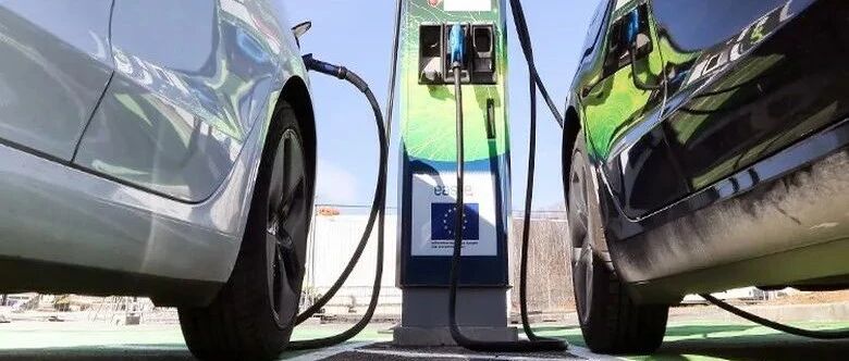 通用要在北美造4万根充电桩，欧美日三地充电桩的两幅光景