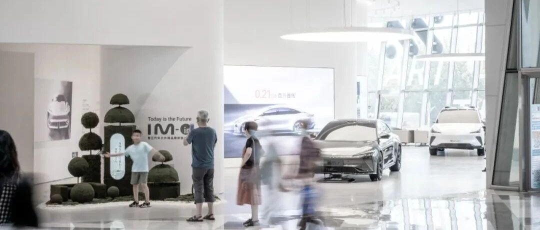 四大品牌齐聚北外滩，新能源汽车上演商圈争夺战