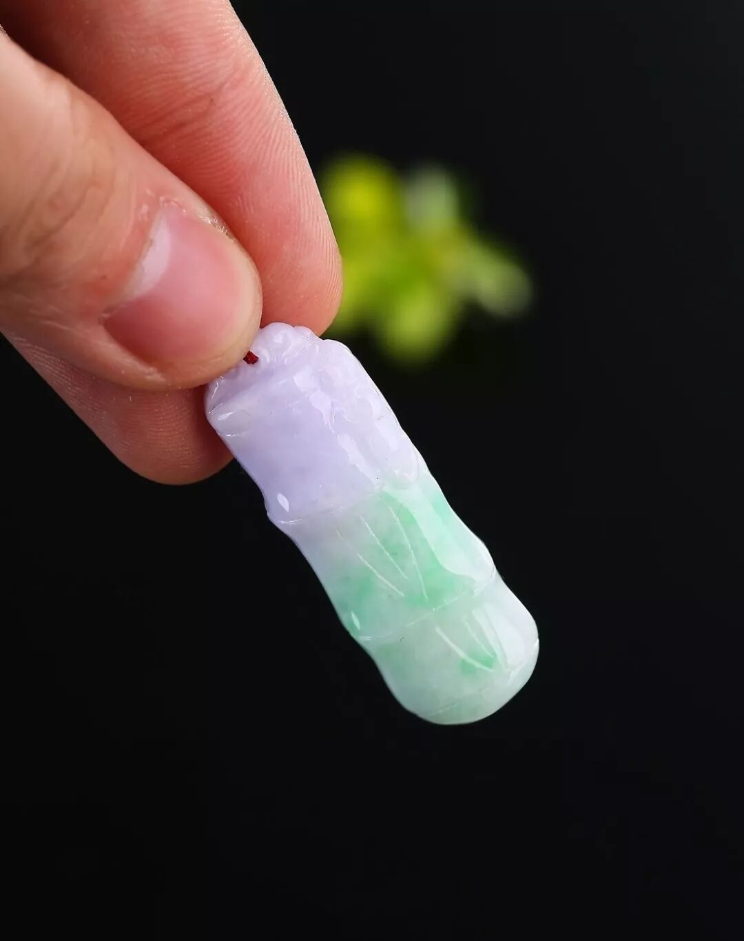 翡翠饰品颜色的变幻，翡翠界一般有“通液”和“察液”之说