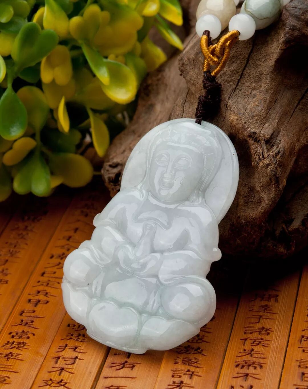 白色的翡翠价格贵吗？你会挑选吗？