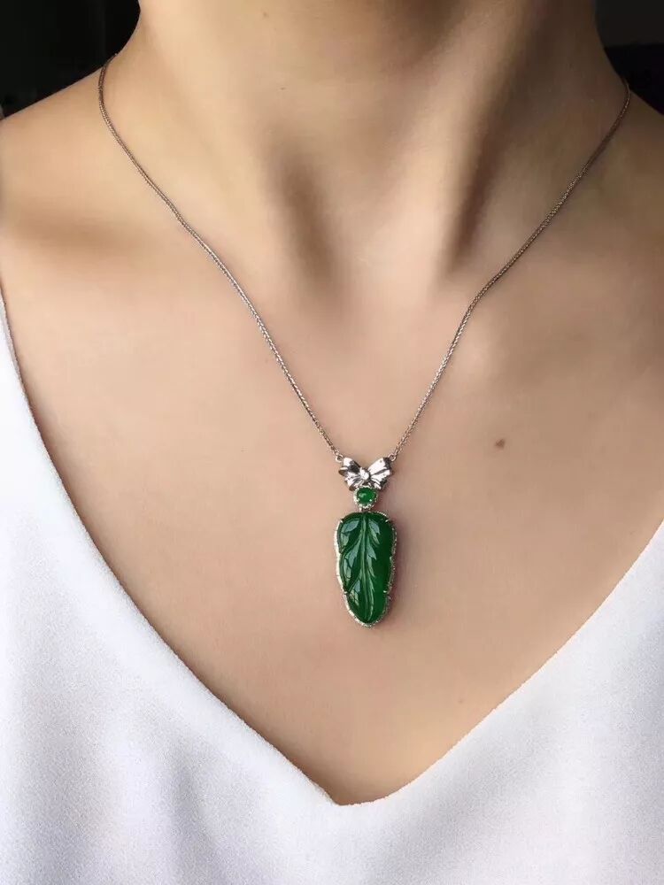 翡翠手镯，是紧了好还是松了好？我们到底要怎么戴手镯？