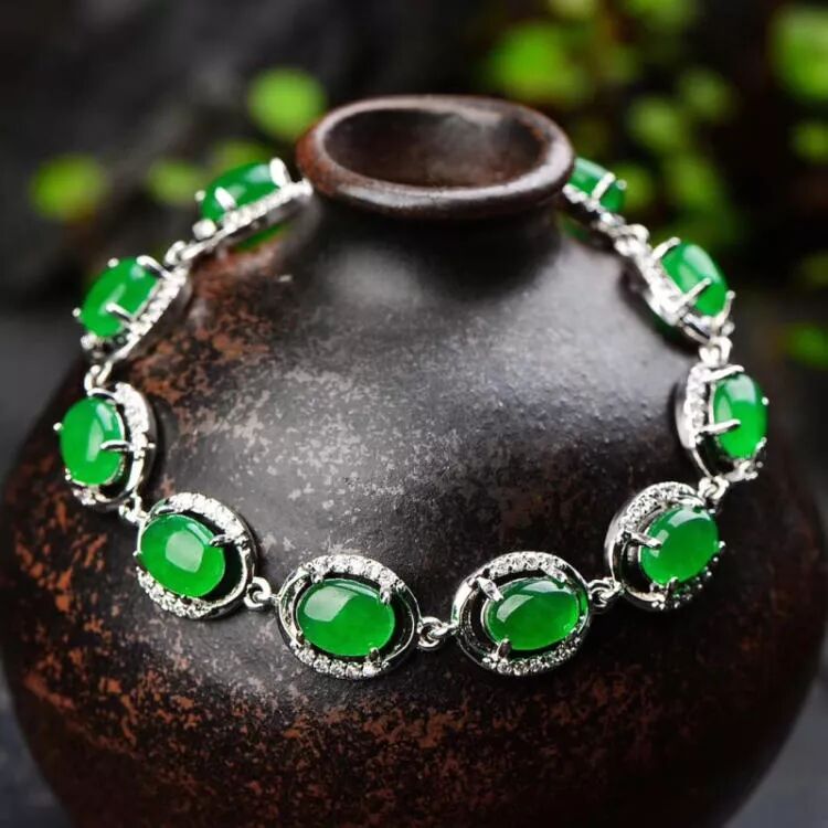 翡翠手镯不合手时，我们要怎么卸下来？