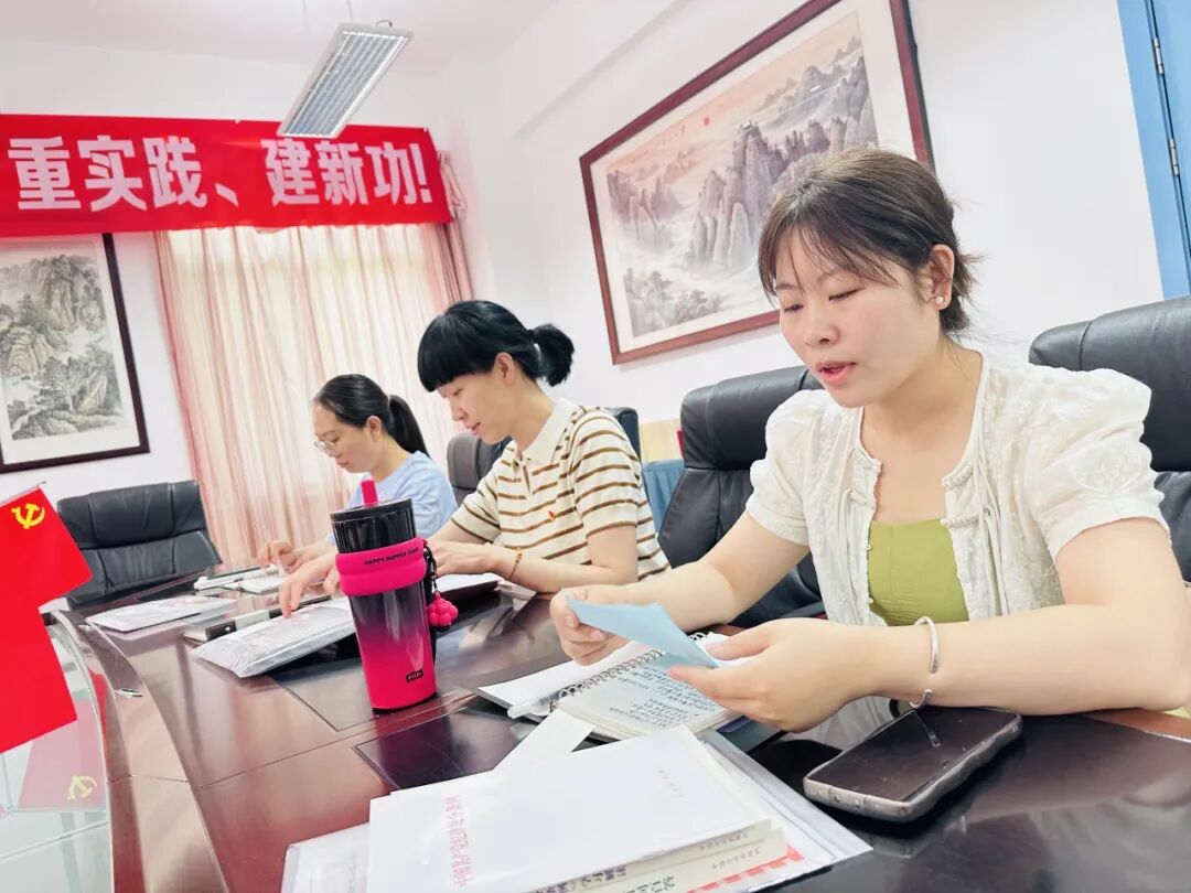 党员教师们纷纷表示在教书育人的岗位上，我们要时刻牢记党的教导、加强