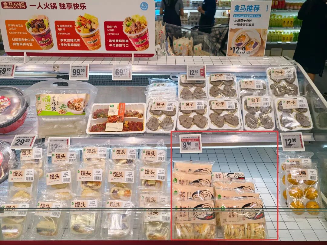 盒马鲜生深圳大悦城购物中心店内的“肉多多香辣花卷”柜台