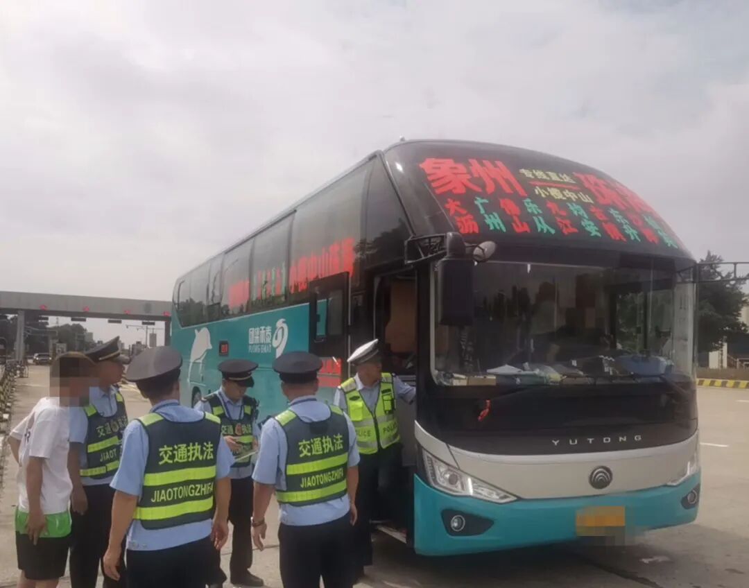 夏季行动｜高要交警接连查获2辆涉嫌超员大客车