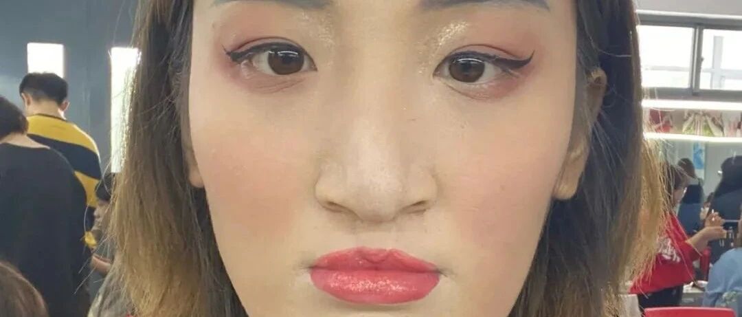 “不要轻易让同学给你化妆！哈哈哈报警吧，这不是小事...”