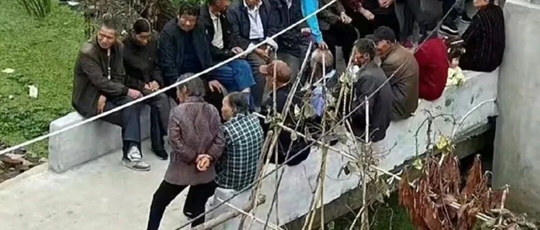 “过年回家经典名场面....哈哈哈如何从这里过去显得不尴尬！”