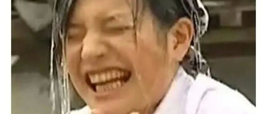 “洗澡时和窗外维修师傅对视，还两次！哈哈哈这也太尴尬了吧....”