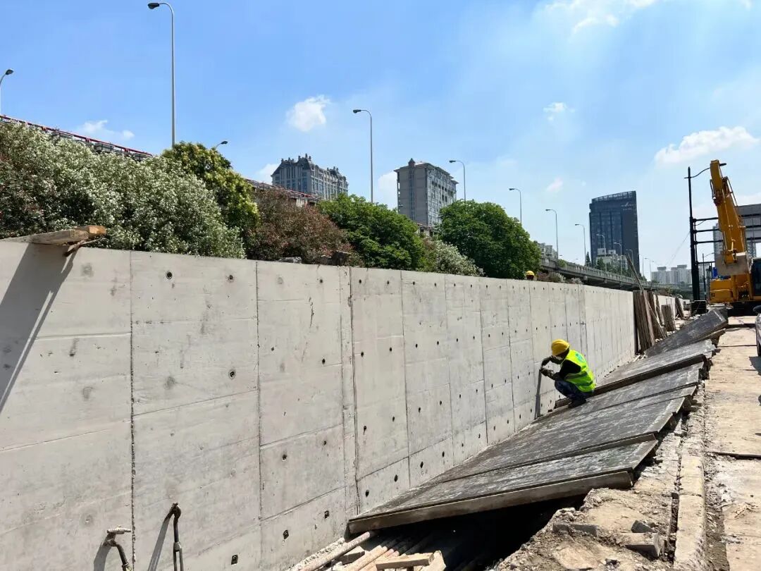 杨浦:安全度汛!东走马塘南侧防汛墙维修工程正加紧施工中