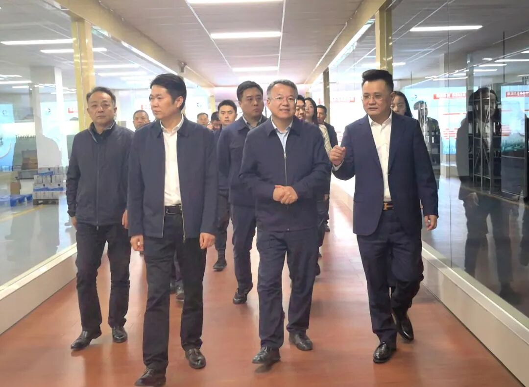 安徽省政府副秘書長(zhǎng)常業(yè)軍一行蒞臨安徽天康集團(tuán)調(diào)研工作