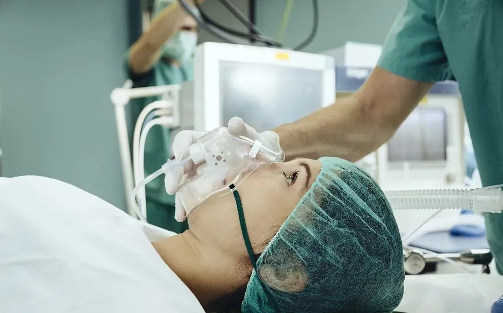 一场手术就相当于与死神抗衡,而麻醉科医生就是站在死神的镰刀下,为