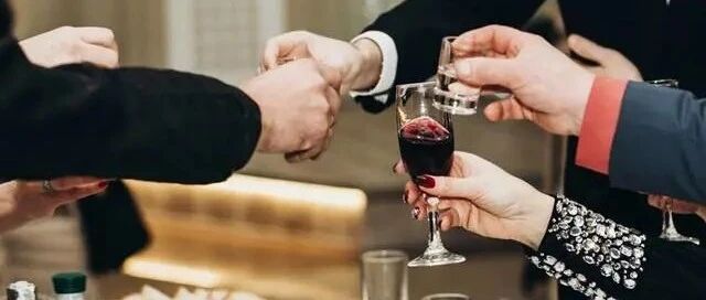 饭局上，越是混得好的中年人，越不会做这3种事，低情商还得罪人