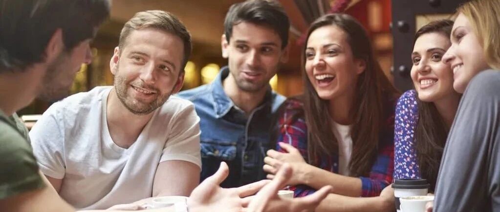 同学聚会：土豪“假客气”说买单，农民工听到他打电话，楞了