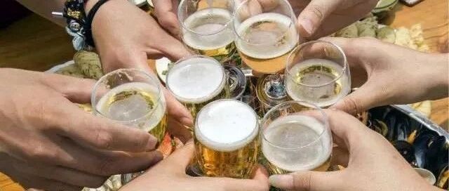 同学聚会，班长无意听见同学谈话，退出了同学群不再参加同学聚会