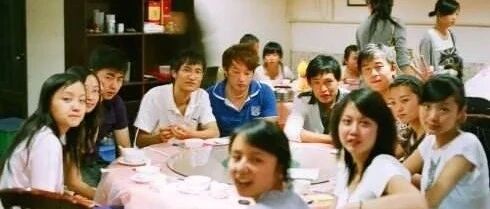 同学聚会费用AA，“有钱老板”抢着买单，服务生递上账单，安静了