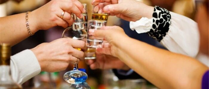 酒桌上，领导向你敬酒，傻瓜才说“谢谢”，聪明人的做法不服不行