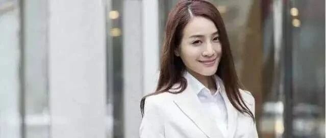 女面试官问：我裤子拉链开了，你怎样提醒我？90后机智回应，被录用