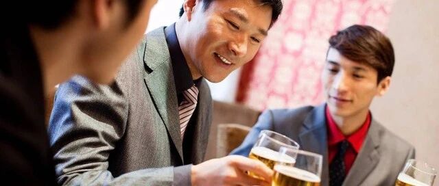 酒桌上，领导说“帮我买包烟”，傻子才去买，高情商的人都这样做