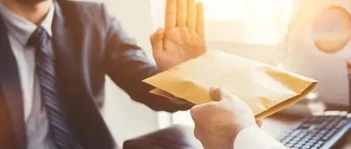 越是小人，会表现出三个特点，聪明人，大多数避而远之