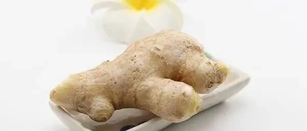 睡觉前，将生姜涂抹在脚底，晨起后会有怎样变化？试过的人都笑了