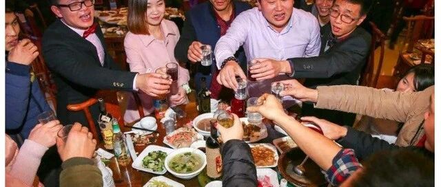在饭局酒桌上，有这3种表现的人往往没什么出息，尽量别结交