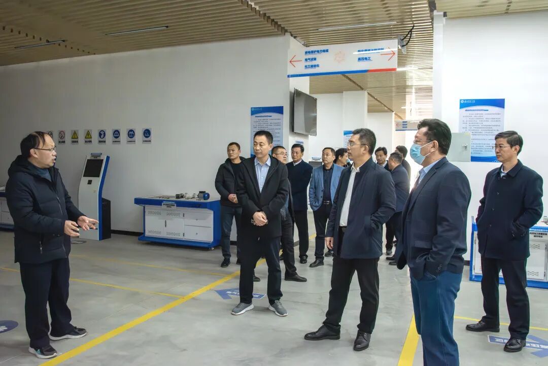 首页>社会培训>12月7日,威海市文登技师学院党委副书记,院长刘杰一行