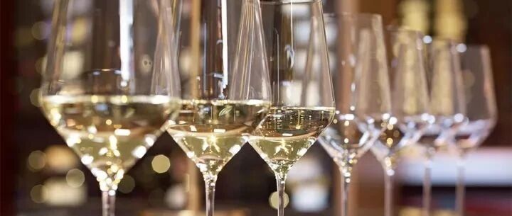 杯壁迷思：你选直的？还是弯的？ | Decanter