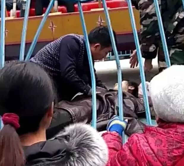 太可怕游乐场再出事女孩被甩出太空船砸到护栏身亡