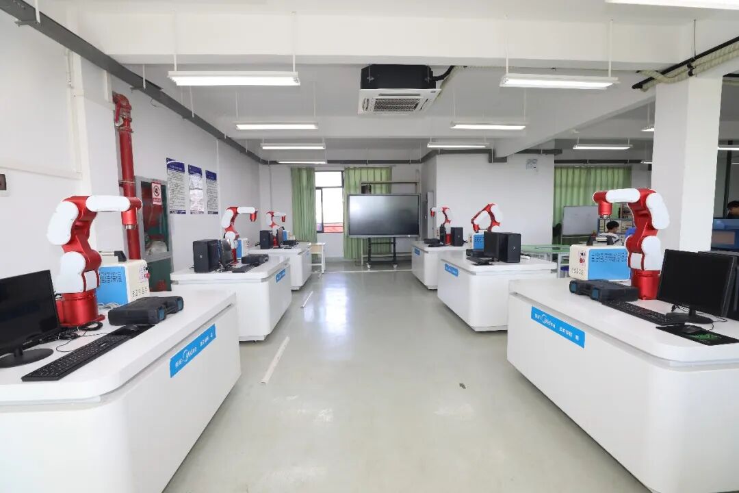 7工业机器人拆装与维护实训室.JPG
