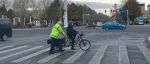 【交警动态】布尔津县公安交警帮助老人推三轮车