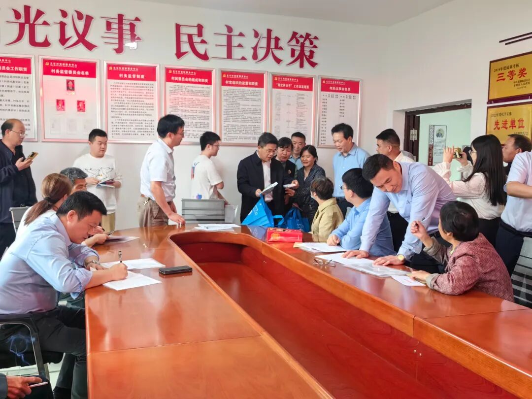 市人大常委会秘书长罗琳参加.