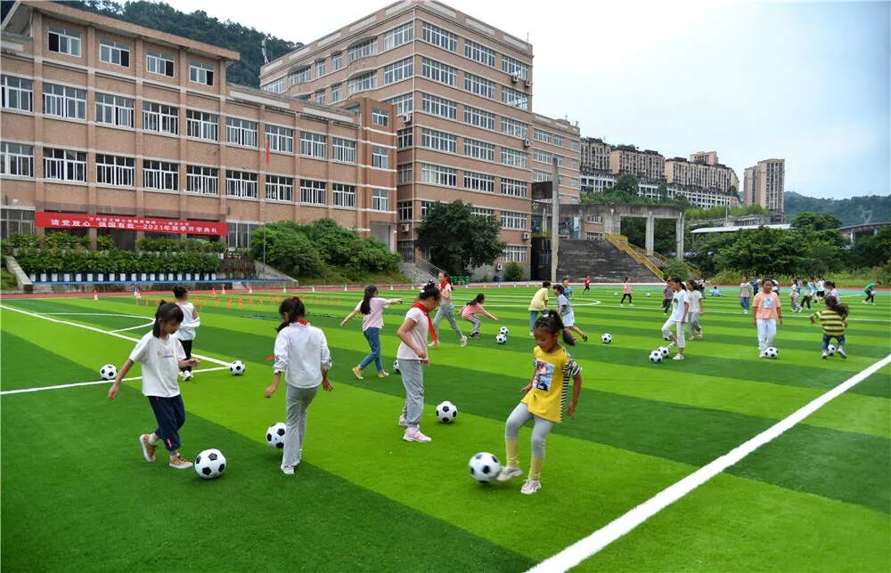 岩口复兴学校的学生拿着萨克斯,在老师的指导下演奏.