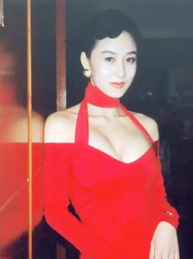 巴黎名媛舞會，李連傑利智之女站中間卻完敗，邱淑貞女兒出盡風頭 娛樂 第14張